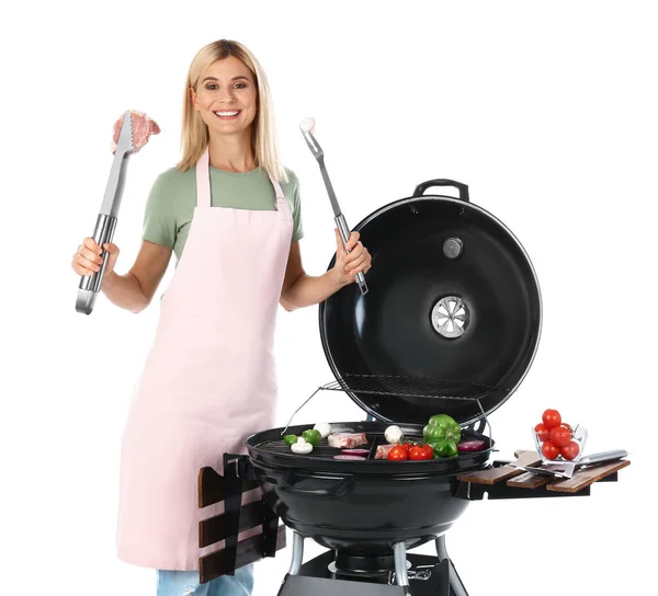 Femme en tablier de cuisson sur barbecue grill, fond blanc — Photo