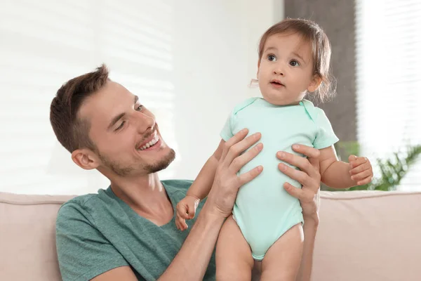 Vader met schattige kleine baby thuis. Gelukkige familie — Stockfoto