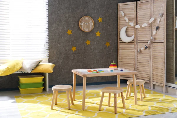 Παιδικό δωμάτιο με ξύλινα έπιπλα και παιχνίδια — Φωτογραφία Αρχείου
