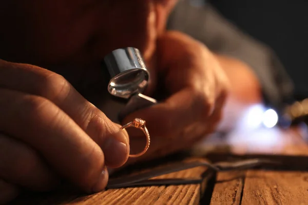 Męski Jubiler oceniający pierścień diamentowy w warsztacie, widok zbliżenie — Zdjęcie stockowe