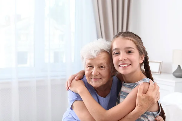 Menina bonito feliz com sua avó em casa — Fotografia de Stock