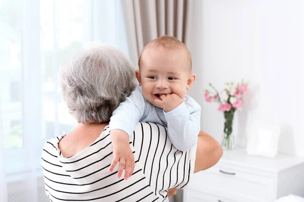 Lindo bebé con abuela en casa —  Fotos de Stock