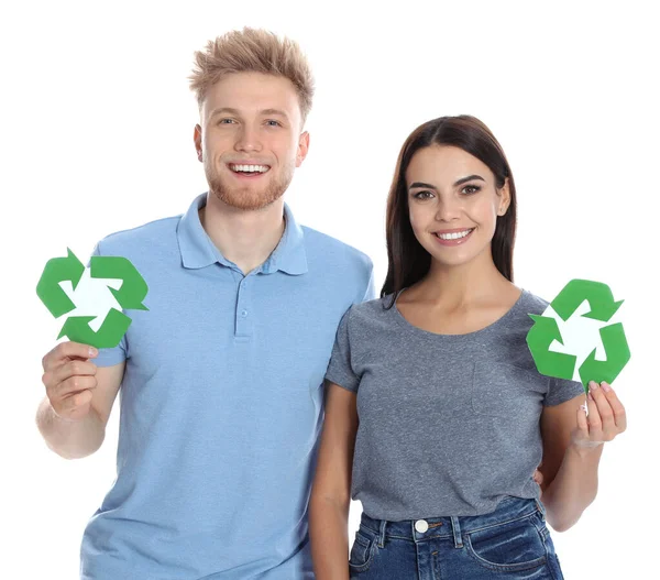 Pareja joven con símbolos de reciclaje sobre fondo blanco —  Fotos de Stock