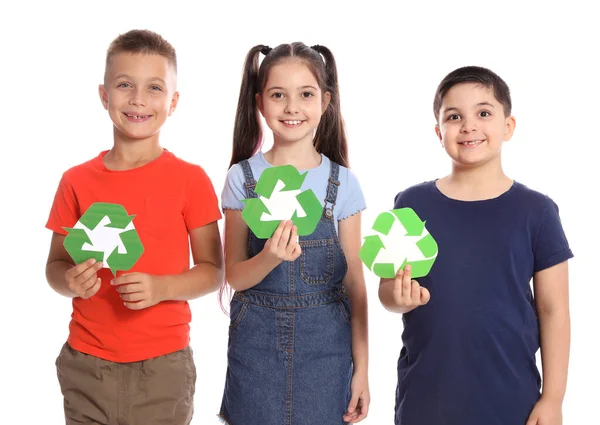 Niños con símbolos de reciclaje sobre fondo blanco — Foto de Stock