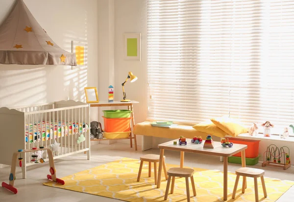 Acogedor interior de la habitación del bebé con cuna cómoda — Foto de Stock