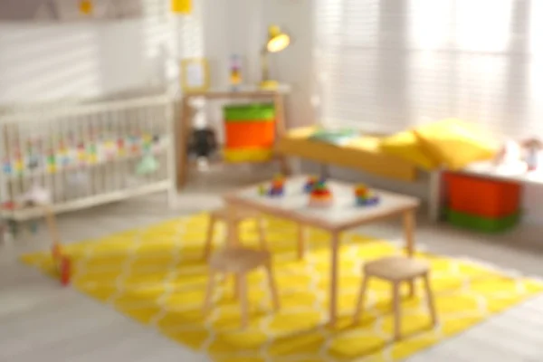 Розмитий вид на затишний інтер'єр дитячої кімнати — стокове фото