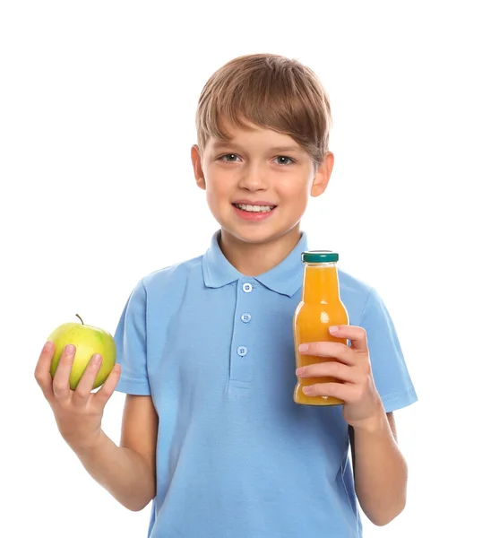 Niño pequeño con botella de jugo y manzana sobre fondo blanco. Comida saludable para el almuerzo escolar —  Fotos de Stock