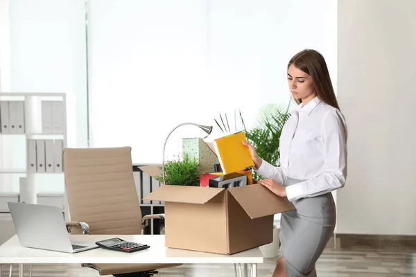 Bouleversé jeune femme emballage trucs dans la boîte au bureau — Photo