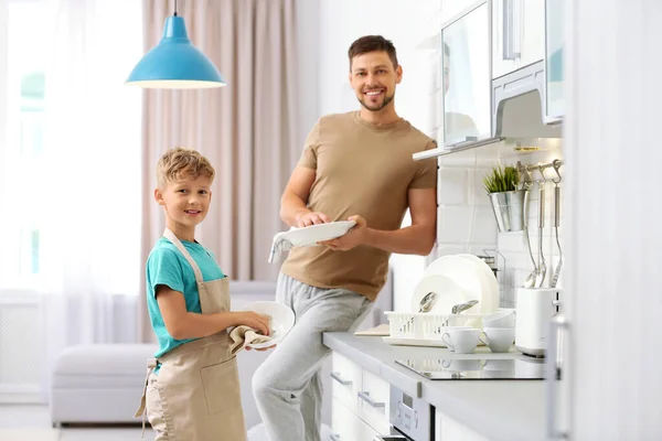 Papà e figlio pulire i piatti in cucina — Foto Stock