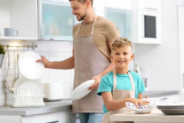 Táta a syn si otíral nádobí v kuchyni — Stock fotografie