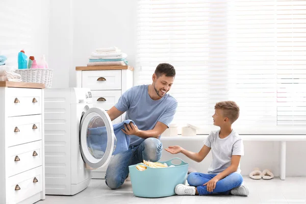 Papà e figlio fanno il bucato a casa — Foto Stock