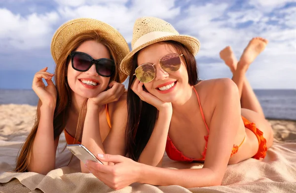 Pareja joven en bikini pasando tiempo juntos en la playa — Foto de Stock