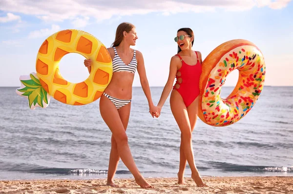 Mujer joven en bikini con novia en la playa. Hermosa pareja. — Foto de Stock