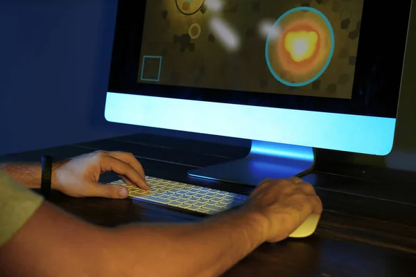 Homem jogando videogame no computador moderno no quarto escuro, close-up — Fotografia de Stock