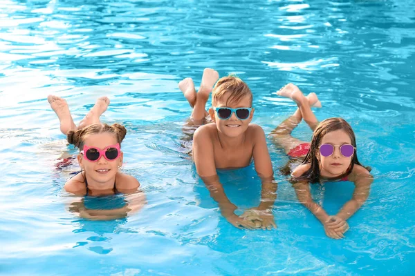 화창 한 날 수영장에서 행복하고 귀여운 아이들 — 스톡 사진