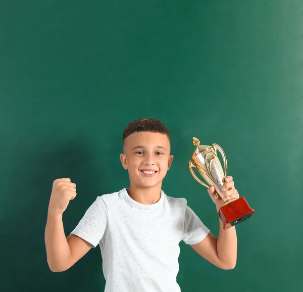 Happy Boy met gouden winnende Cup op de buurt van schoolbord — Stockfoto