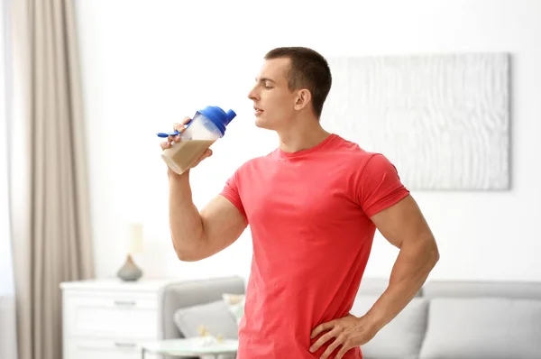 运动的年轻人在家喝蛋白质奶昔 — 图库照片