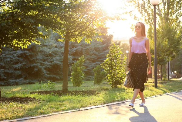 Güneşli bir günde parkta güzel bir genç kadın — Stok fotoğraf