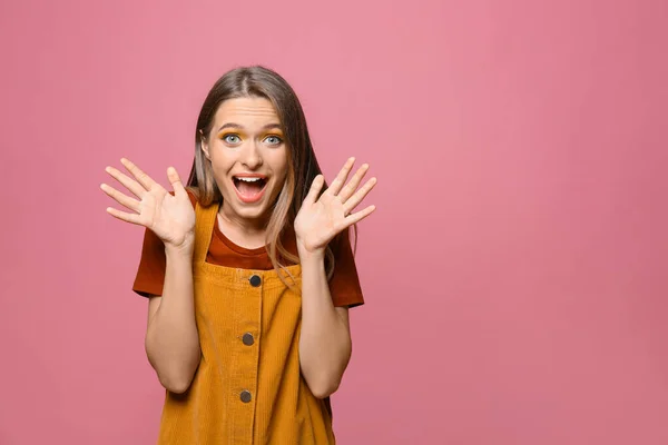 Menina adolescente animado em fundo rosa. Espaço para texto — Fotografia de Stock