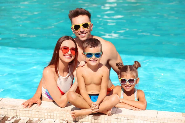 Bonne famille dans la piscine le jour ensoleillé — Photo