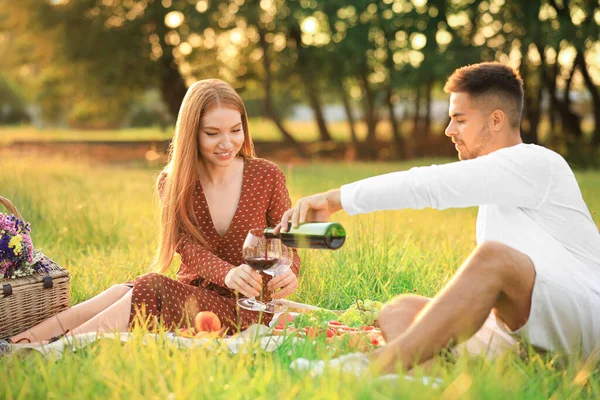 Genç adam ve kız arkadaşı Green Park 'ta piknik yapıyorlar. — Stok fotoğraf