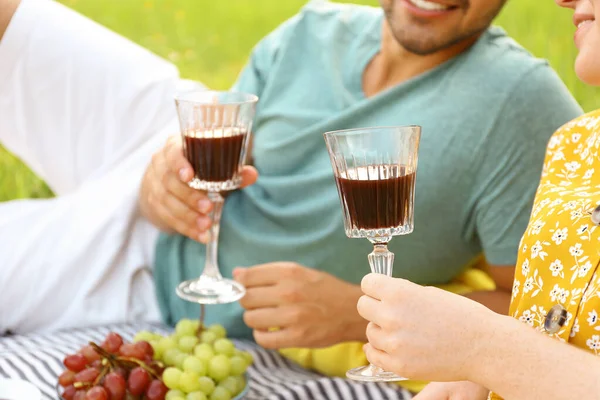 Şarap kadehli genç çift dışarıda piknik yapıyor, yakın plan. — Stok fotoğraf