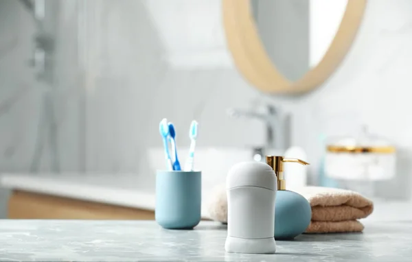 Desodorante de palo y diferentes artículos de tocador en la mesa en el baño, espacio para el texto — Foto de Stock