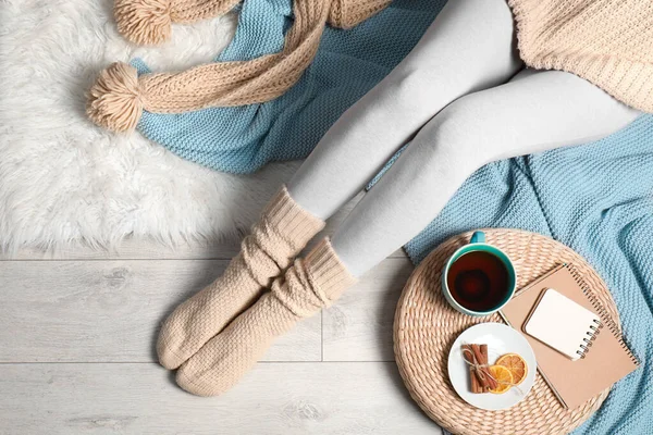 家の中の床に女性と熱い冬の飲み物のカップ、トップビュー — ストック写真