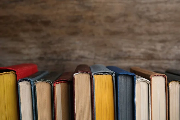 Stapel hardcover boeken op houten ondergrond. Ruimte voor tekst — Stockfoto