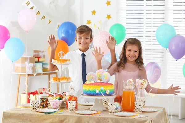 Niños felices en la fiesta de cumpleaños en la habitación decorada —  Fotos de Stock