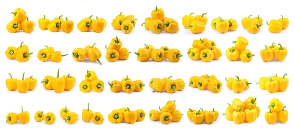Conjunto de pimentas amarelas frescas no fundo branco — Fotografia de Stock