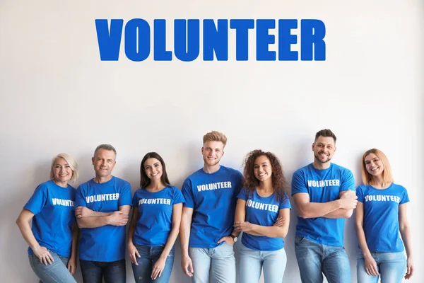 Equipo de voluntarios en uniforme sobre fondo claro — Foto de Stock