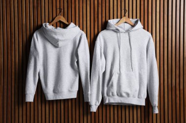 Ahşap duvarda yeni kazak ile Hangers, tasarım için alay