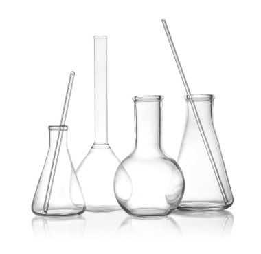 Beyaz arkaplandaki boş laboratuvar camlarını temizle.