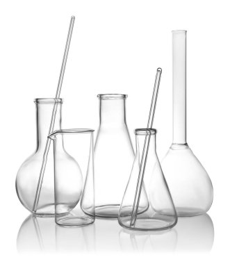 Beyaz arkaplandaki boş laboratuvar camlarını temizle.