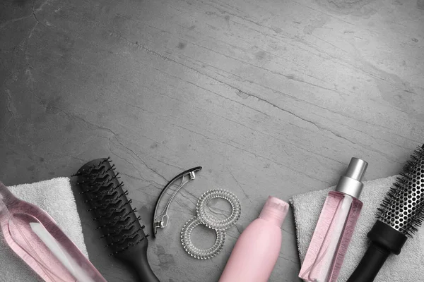 Composición plana con productos cosméticos para el cabello y herramientas sobre fondo gris. Espacio para texto —  Fotos de Stock
