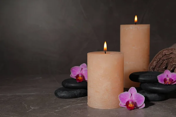 Komposition mit Kerzen und Wellness-Steinen auf Marmortisch. Raum für Text — Stockfoto