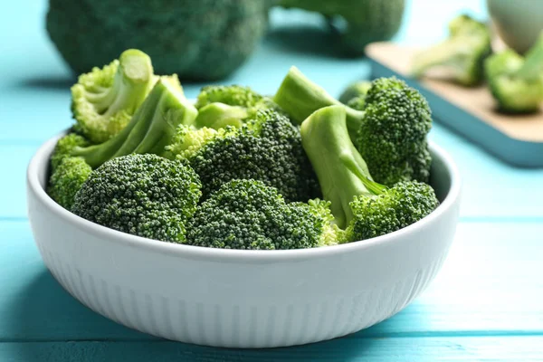 Mangkuk brokoli hijau segar di meja kayu biru, tampilan closeup — Stok Foto