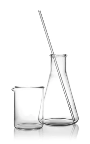Czyste puste szkło laboratoryjne na białym tle — Zdjęcie stockowe