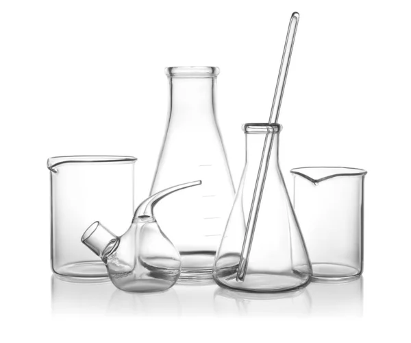 Limpiar cristalería de laboratorio vacía sobre fondo blanco —  Fotos de Stock