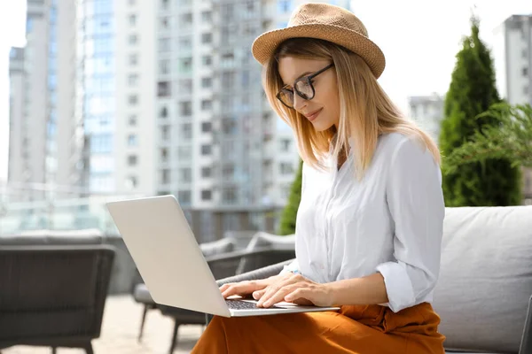 屋外カフェでラップトップを使用して美しい女性 — ストック写真