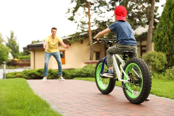 Papa enseigne à son fils à faire du vélo à l'extérieur — Photo