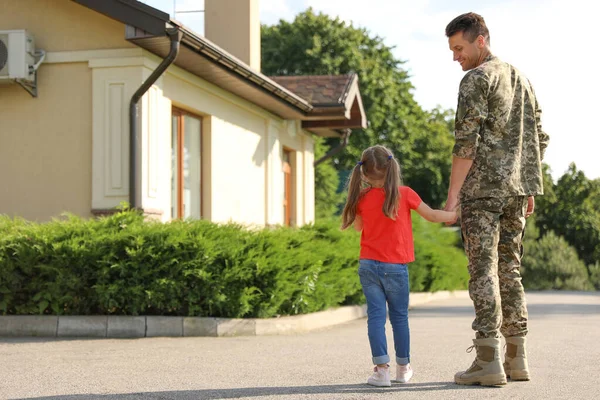 Apa katonai egyenruhában, a kislányával a szabadban. — Stock Fotó
