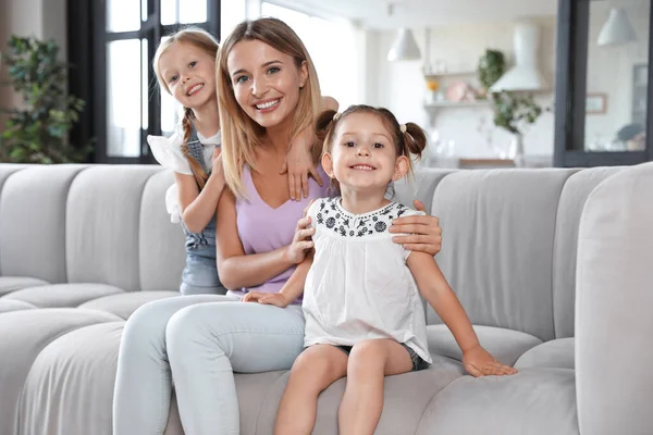 Carino bambine con la loro madre in soggiorno — Foto Stock