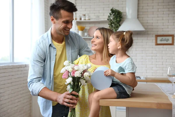 Felice uomo congratulandosi con la sua piccola figlia e moglie in cucina — Foto Stock