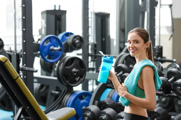 체육관에서 단백질 쉐이크를 가진 운동 젊은 여자 — 스톡 사진