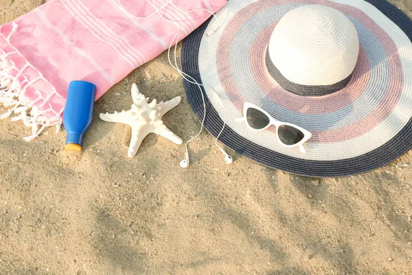 Composición con accesorios de playa sobre arena. Espacio para texto — Foto de Stock