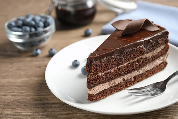Delicioso pastel de chocolate fresco servido en la mesa de madera —  Fotos de Stock