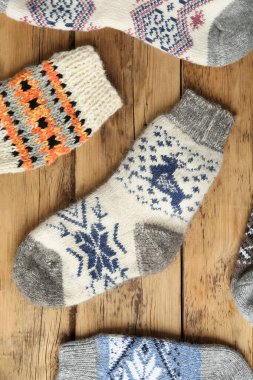 Ahşap arka planda farklı örülmüş çoraplar, düz yatış