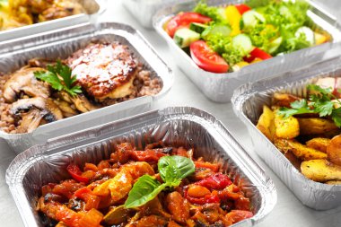 Beyaz tahta masanın üzerinde yemek kutuları, yakın çekim. Sağlıklı gıda dağıtımı